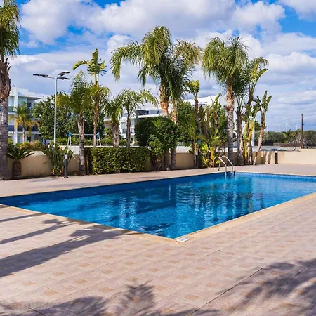 Modern 2br With Pool & Balcony In Apartmán *