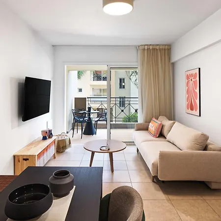 Apartmán Modern 2br With Pool & Balcony In